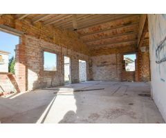Solar de 766 m² con casa para terminar en Deltebre