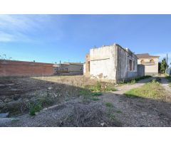 Solar de 766 m² con casa para terminar en Deltebre