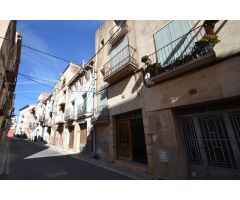 Casa adosada en Ulldecona con gran potencial y salida a dos calles – Para reformar