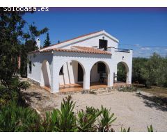 Bonita villa de 102m², situada a 1km del pueblo y de la playa. Parcela 1.124m²