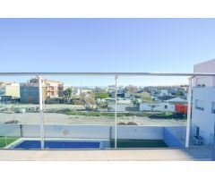 Piso con balcón, piscina comunitaria y plaza de parking