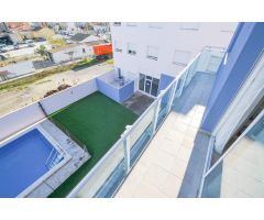 Piso con balcón, piscina comunitaria y plaza de parking