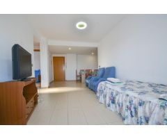 Piso con balcón, piscina comunitaria y plaza de parking