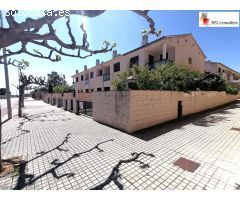 BONITO ADOSADO ESQUINERO CON GRAN JARDÍN
