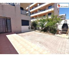 BONITO ADOSADO ESQUINERO CON GRAN JARDÍN