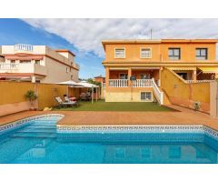 CHALET PAREADO DE 4 DORMITORIOS CON PISCINA PRIVADA Y GARAJE EN AGUAS NUEVAS!!