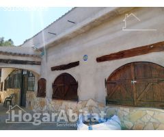 CHALET RÚSTICO CON PISCINA PRIVADA, TERRAZA Y PARCELA