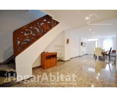 AMPLIA CASA SEMIREFORMADA CON TERRAZA Y TRASTERO, EN EL CENTRO