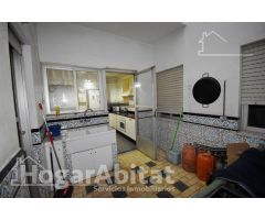 AMPLIA CASA CON TERRAZA Y GARAJE CERCA DEL METRO