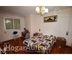 AMPLIA CASA CON TERRAZA Y GARAJE CERCA DEL METRO