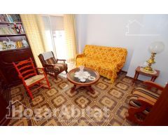 AMPLIA Y LUMINOSA CASA ESQUINERA CON TERRAZA, BALCÓN Y GARAJE