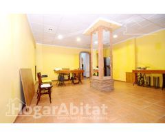 AMPLIA Y LUMINOSA CASA ESQUINERA CON TERRAZA, BALCÓN Y GARAJE