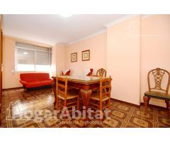 AMPLIA Y LUMINOSA CASA ESQUINERA CON TERRAZA, BALCÓN Y GARAJE