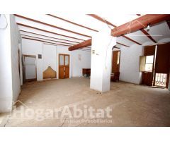 CASA ESQUINERA PARA REFORMAR CON TERRAZA Y BALCÓN, EN EL CENTRO