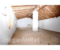 CASA ESQUINERA PARA REFORMAR CON TERRAZA Y BALCÓN, EN EL CENTRO