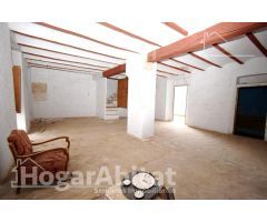 CASA ESQUINERA PARA REFORMAR CON TERRAZA Y BALCÓN, EN EL CENTRO