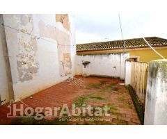 CASA ESQUINERA PARA REFORMAR CON TERRAZA Y BALCÓN, EN EL CENTRO
