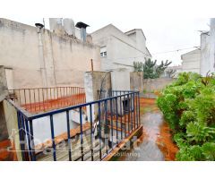 ¡OPORTUNIDAD DE INVERSIÓN! CASA ADOSADA ECONÓMICA, PARA REFORMAR CON TERRAZA
