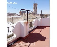 ESPACIOSA CASA CON TERRAZA EN LA ZONA CÉNTRICA