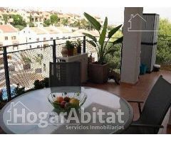 PAREADO ESQUINERO Y SEMINUEVO CON GARAJE, JARDÍN Y PISCINA