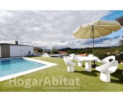 ESPECTACULAR CHALET REFORMADO CON GARAJE, TERRAZA Y PISCINA