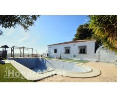 ¡VISTAS DESPEJADAS! CHALET CON PISCINA, GARAJE, TERRAZA Y BARBACOA