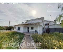 ¡CERCA DE LA PLAYA! GRAN CHALET CON TERRAZA, JARDÍN Y GARAJE