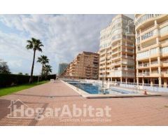 ¡A ESTRENAR! EN PRIMERA LÍNEA DE PLAYA, CON VISTAS AL MAR, PISCINA Y GARAJE