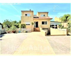 CHALET SEMINUEVO CON PISCINA, GARAJE, BARBACOA Y TERRAZA