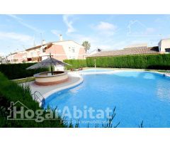PRECIOSO ADOSADO CON 4 TERRAZAS, PISCINA Y GARAJE CERCA DE LA PLAYA