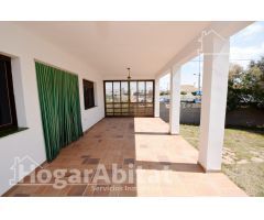 ESPECTACULAR CHALET DE LUJO CERCA A LA PLAYA, CON BALCÓN, JARDÍN, TERRAZA Y GARAJE