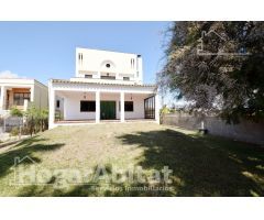 ESPECTACULAR CHALET DE LUJO CERCA A LA PLAYA, CON BALCÓN, JARDÍN, TERRAZA Y GARAJE