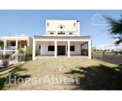 ESPECTACULAR CHALET DE LUJO CERCA A LA PLAYA, CON BALCÓN, JARDÍN, TERRAZA Y GARAJE