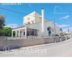 ESPECTACULAR CHALET DE LUJO CERCA A LA PLAYA, CON BALCÓN, JARDÍN, TERRAZA Y GARAJE