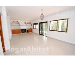 ESPECTACULAR CHALET DE LUJO CERCA A LA PLAYA, CON BALCÓN, JARDÍN, TERRAZA Y GARAJE