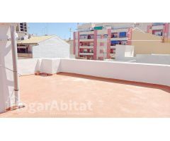 CASA ESQUINERA AMPLIA Y LUMINOSA CON TERRAZA Y BALCÓN