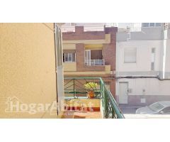 CASA ESQUINERA AMPLIA Y LUMINOSA CON TERRAZA Y BALCÓN