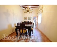 ¡MAGNÍFICA OPORTUNIDAD! AMPLIA CASA CON DOS TERRAZAS, EN EL CENTRO