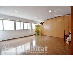 ¡CENTRO! MUY AMPLIO, LUMINOSO Y EXTERIOR CON TERRAZA Y BALCÓN