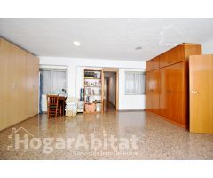 ¡CENTRO! MUY AMPLIO, LUMINOSO Y EXTERIOR CON TERRAZA Y BALCÓN