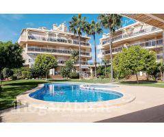 EXTERIOR CON PISCINA, GARAJE Y TERRAZA JUNTO A LA PLAYA