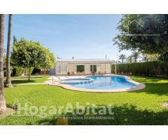 EXTERIOR CON PISCINA, GARAJE Y TERRAZA JUNTO A LA PLAYA