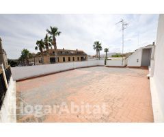 AMPLIA CASA CON DOS TERRAZAS, GARAJE, PATIO Y BARBACOA EN EL CENTRO