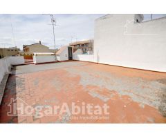 AMPLIA CASA CON DOS TERRAZAS, GARAJE, PATIO Y BARBACOA EN EL CENTRO