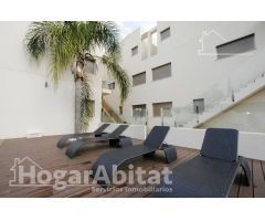 BONITO Y EXTERIOR EN RESIDENCIAL CON GARAJE, PISCINA Y TERRAZA, JUNTO A LA PLAYA