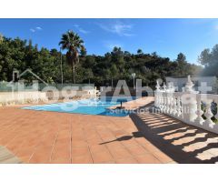 IMPRESIONANTE CHALET CON PISCINA, GARAJE Y GRAN PARCELA