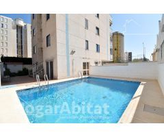 SEMINUEVO CON TERRAZA, GARAJE Y PISCINA CERCA DE LA PLAYA