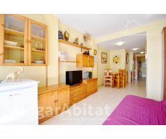 SEMINUEVO CON TERRAZA, GARAJE Y PISCINA CERCA DE LA PLAYA