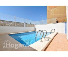 SEMINUEVO CON TERRAZA, GARAJE Y PISCINA CERCA DE LA PLAYA