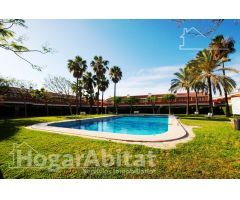 ADOSADO LUMINOSO EN RESIDENCIAL CON PISCINA Y TERRAZA, CERCA DEL MAR